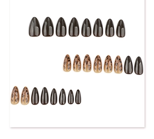 Détail de faux ongles en amande avec imprimé léopard marron et finition de couleur unie