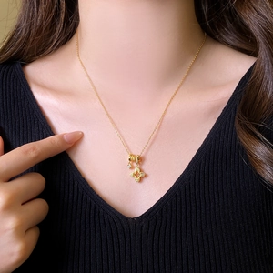Collier fleur plaqué or avec pendentif en zircon porté pour un style quotidien élégant