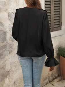 Elegante blusa negra con cuello en V y mangas largas con volantes para mujer exterior