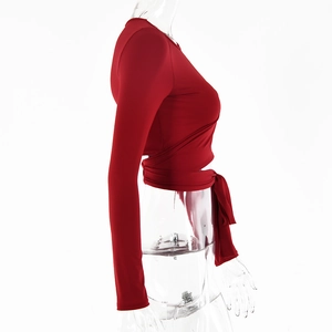 Seitenansicht des roten langärmeligen Crop-Tops mit Cut-out-Design und Wickel-Bindedetail