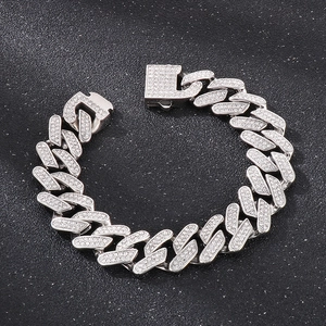 Hip-Hop-Armband in Silber mit Volldiamantbesatz auf schwarzem Hintergrund