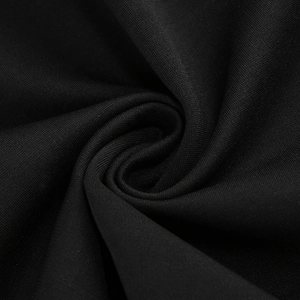 Vue macro du tissu en maille noire extensible avec texture fine et plis souples