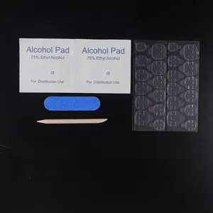 Nagel-Set mit Alkoholtupfern, Klebepads, Nagelfeile und Maniküre-Holzstäbchen