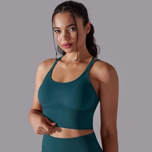 Détail du soutien-gorge de sport sarcelle avec dos croisé et bande de maintien côtelée large