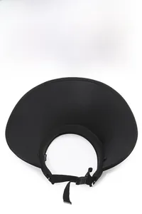 Dettaglio della visiera nera con cinturino elastico regolabile e fascia antisudore per esterni