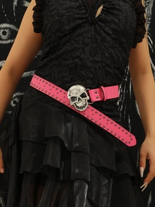Détail d'une ceinture punk rose avec rivets à double rangée et boucle tête de mort