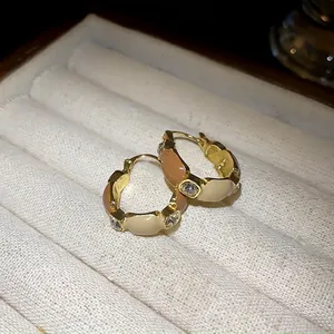 Boucles d'oreilles créoles dorées géométriques avec émail beige brun et cristaux