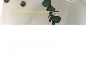 Détail du blazer beige montrant la texture tissée fine et les boutons en grain de bois