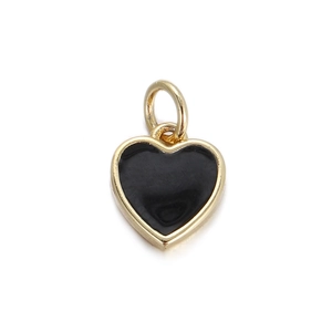 Dettaglio macro del ciondolo a cuore in smalto nero con bordo in metallo dorato