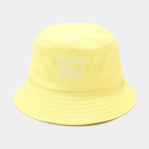 Vue détaillée d'un chapeau bob jaune avec broderie Freedom Peace Equality en coton