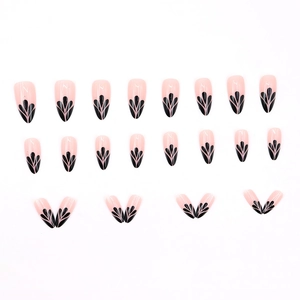Faux ongles amande longs rose nude avec des motifs de pétales noirs abstraits