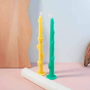 Detalle de velas aromáticas artesanales con patrones en relieve de lazos y flores