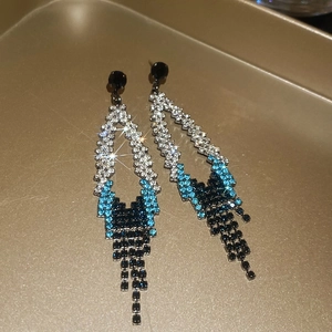 Détails de boucles d'oreilles à pompons diamants avec dégradés de strass bleu et noir