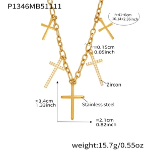 Détails et dimensions du collier en acier doré avec pendentifs croix et zircons