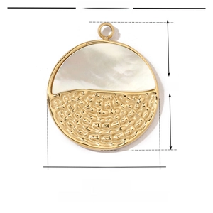 Technische Skizze mit 18 mm Höhe und 16 mm Breite des goldenen Muschelanhängers