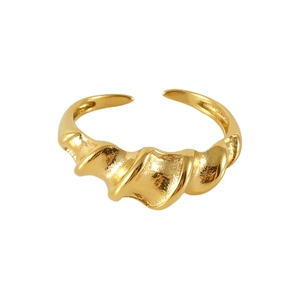 Anillo de onda dorado ajustable minimalista con superficie metálica texturizada