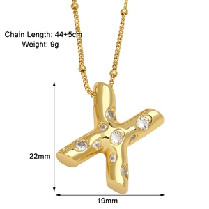 Collier doré avec pendentif lettre X en zircone affichant la mesure de 44+5cm