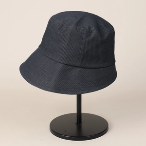 Bob en coton sergé bleu marine minimaliste avec bord asymétrique pour la protection solaire