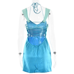 Détail de la robe en satin dégradé dos nu avec un laçage complexe à l'arrière