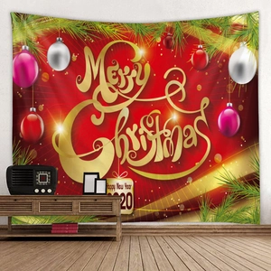 Detailansicht des roten Weihnachtsteppichs mit Golddruck und festlicher Dekoration