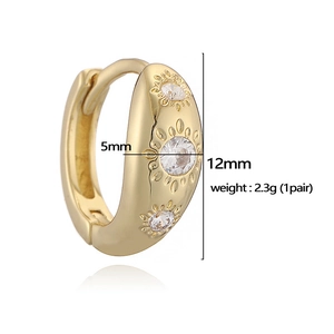 Boucles d'oreilles créoles dorées avec zircons incrustés et gravures soleil détaillées