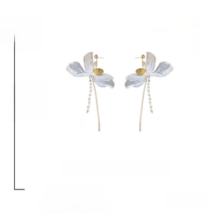 Detail of lace flower earrings with pearls and 925 silver pins showing dimensions