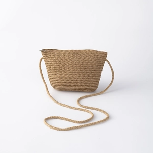 Vue détaillée du sac bandoulière en paille fait main avec fermeture éclair et sangle