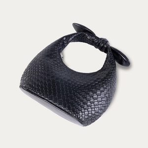 Detailansicht der schwarzen Flechtstruktur und des Knotengriffs an der PU-Leder-Tasche