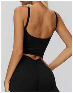 Dettaglio dei leggings sportivi neri a vita alta con fascia a V ed effetto arricciato