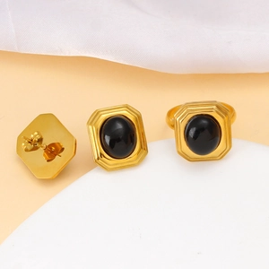 Elegante set di gioielli dorati con pietre ovali nere, anelli e orecchini vintage