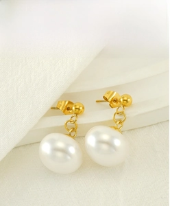 Vue détaillée des boucles d'oreilles perles vintage françaises avec goutte géométrique dorée