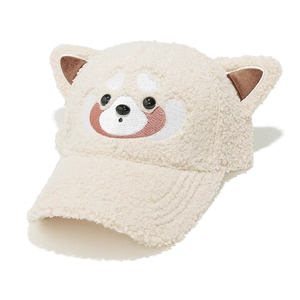 Détail des oreilles d'ours et de la texture en fausse fourrure sur la casquette blanche