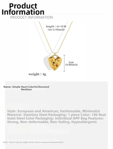 Vue détaillée du pendentif cœur avec pierres colorées et texture en acier inoxydable