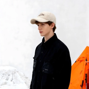 Casquette de baseball d'hiver en laine d'agneau beige avec broderie sur fond de neige
