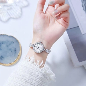 Orologio al quarzo da donna con cinturino a foglia di sirena e quadrante perlato