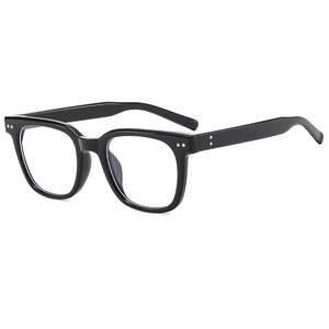Classic black square polarized sunglasses with decorative silver rice nails on front