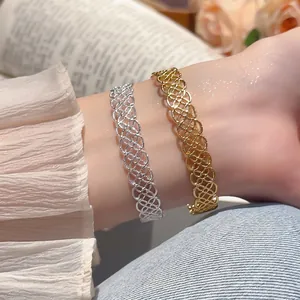 Bracelet jonc ouvert à motif floral évidé en finition or et argent pour femmes