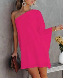 Détail d'une mini robe rose fuchsia à une épaule avec coupe asymétrique et couleur vive