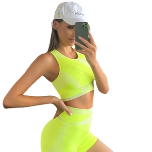 Ensemble de yoga sans couture vert fluo avec haut court dos nageur et short taille haute