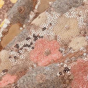 Robe à bretelles avec broderie de paillettes florales en or champagne et argenté