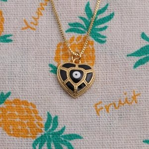 Collier vintage avec pendentif cœur doré en émail noir et motif œil protecteur central