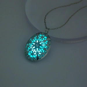 Collana con medaglione ovale traforato fluorescente e perla blu luminosa in argento