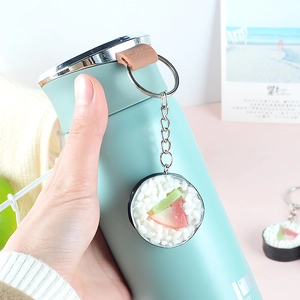 Portachiavi sushi in PVC realistico con salmone e cetriolo su una bottiglia blu