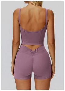Dettaglio degli shorts da yoga lilla con vita a V incrociata e dettagli arricciati