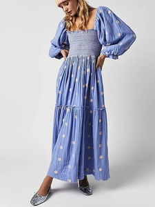 Elegantes blaues Maxikleid mit Blumenstickerei, Karree-Ausschnitt und Puffärmeln für Urlaub