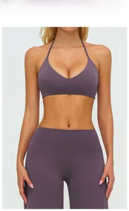 Detailansicht des lila Sport-BHs mit V-Ausschnitt und matter Textur für Fitness
