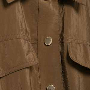 Chemisier marron style safari en satin avec boutons dorés et poches poitrine