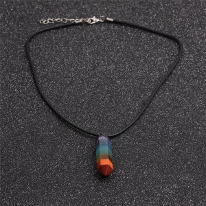 Collana con ciondolo a prisma esagonale in pietra dei sette chakra con cordino nero