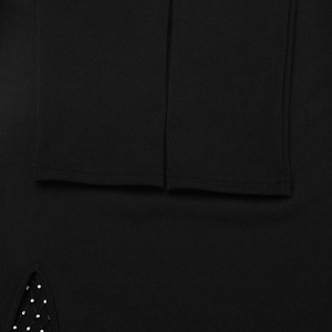 Detailaufnahme des schwarzen Kleidärmels mit Strass-Netz-Patchwork und Ziernähten