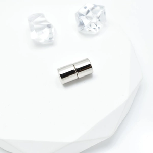 Fermoir magnétique cylindrique pour colliers DIY avec une finition argentée